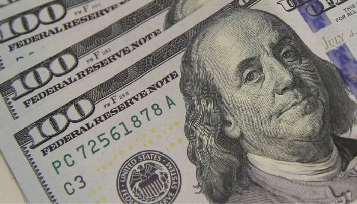  Dólar desaba após tarifas de Trump e atinge menor valor em seis meses 